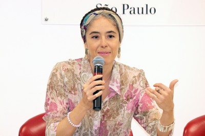 Tâmara Pacheco abre o evento e apresenta os expositores