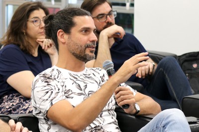 Participante do público faz perguntas durante o debate