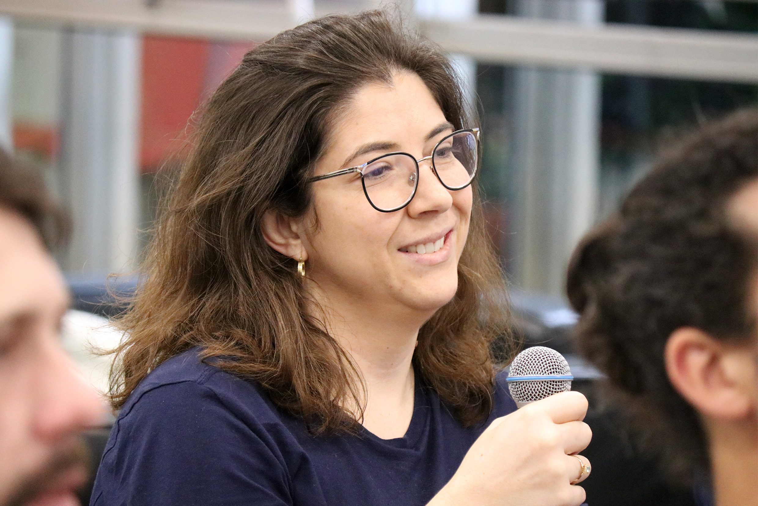 Participante do público faz perguntas durante o debate