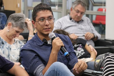 Participante do público faz perguntas durante o debate