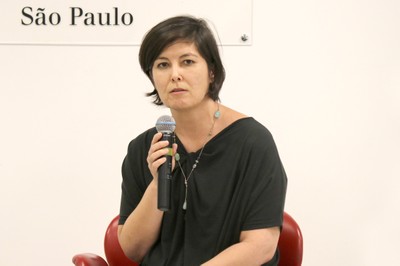 Renata Vieira da Motta abre o evento e apresenta o expositor