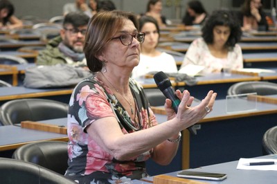 Helena Nader fala durante o debate