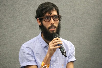 Participante do público faz perguntas aos expositores