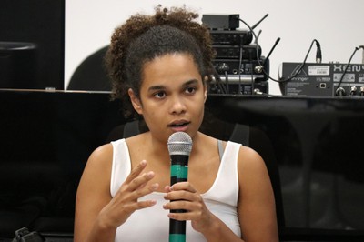 Participante do público faz perguntas aos expositores