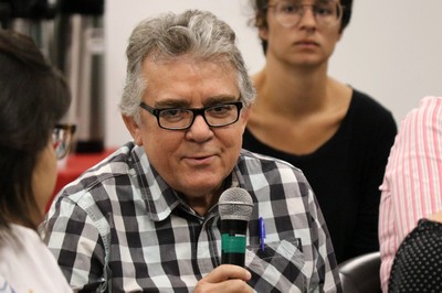 Participante do público fala durante o debate