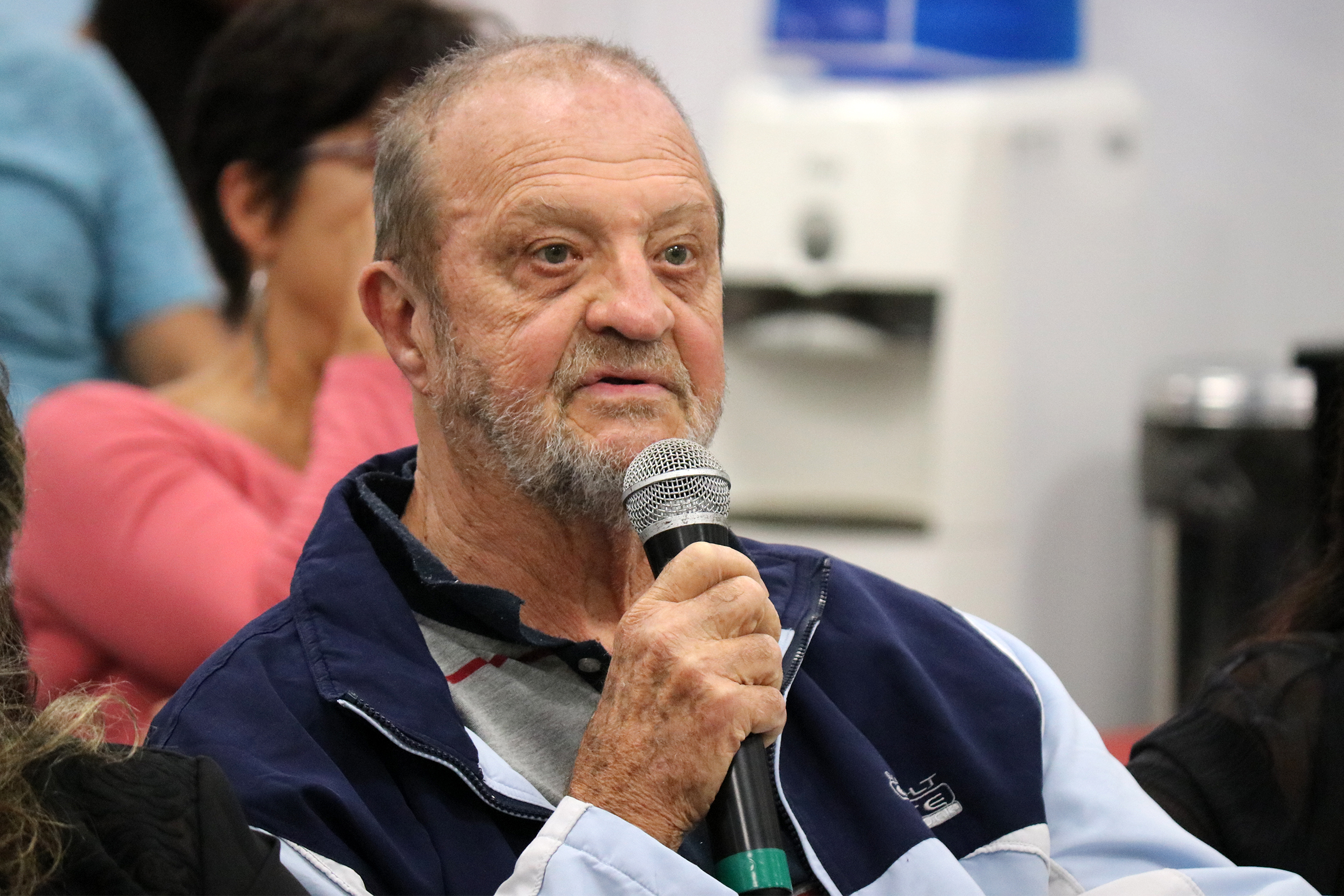 Participante do público faz perguntas aos expositores