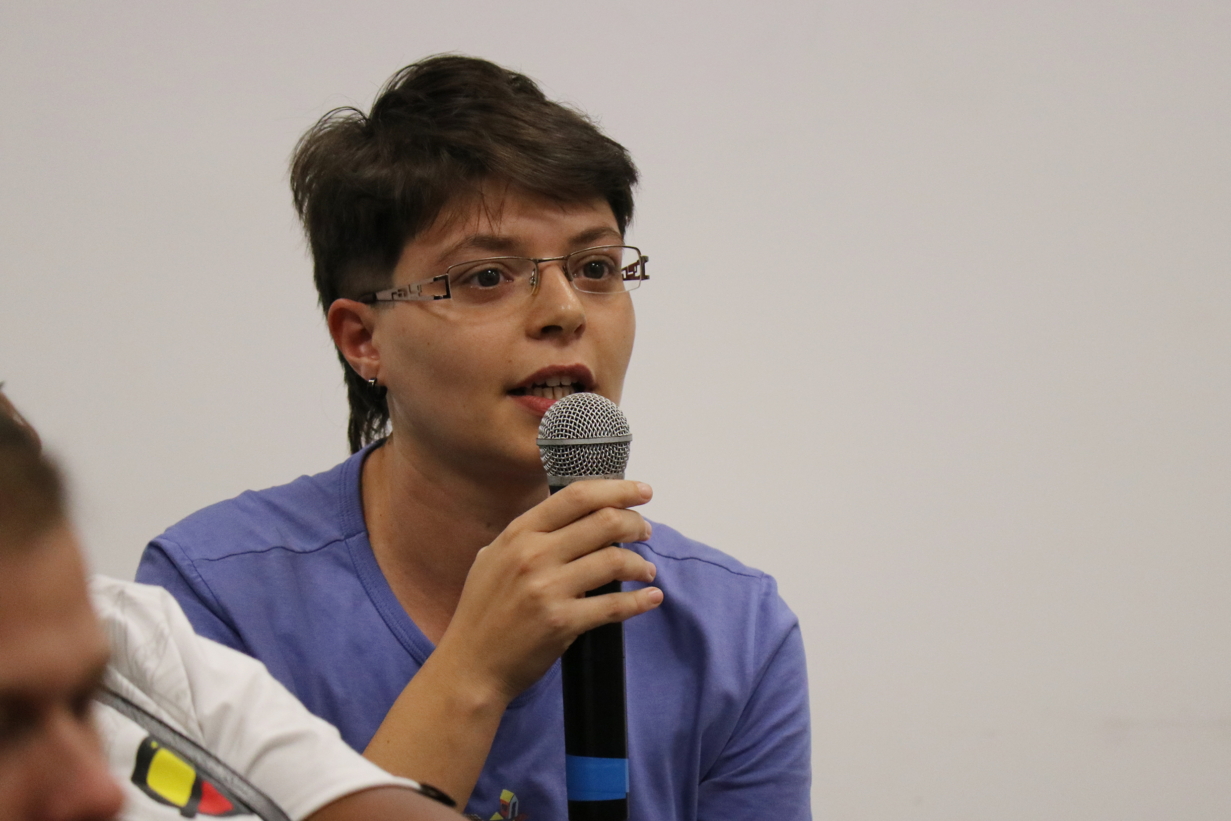Participante do público faz perguntas aos expositores