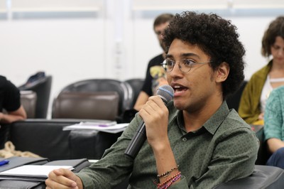 Participante do público faz perguntas aos expositores