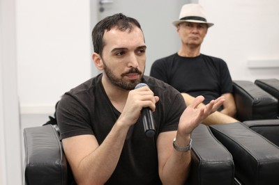 Participante do público faz perguntas aos expositores