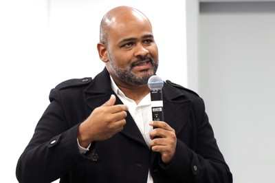 Marcelo Batista Nery faz perguntas durante o debate