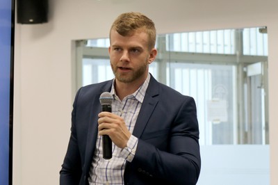 John James Loomis faz perguntas durante o debate