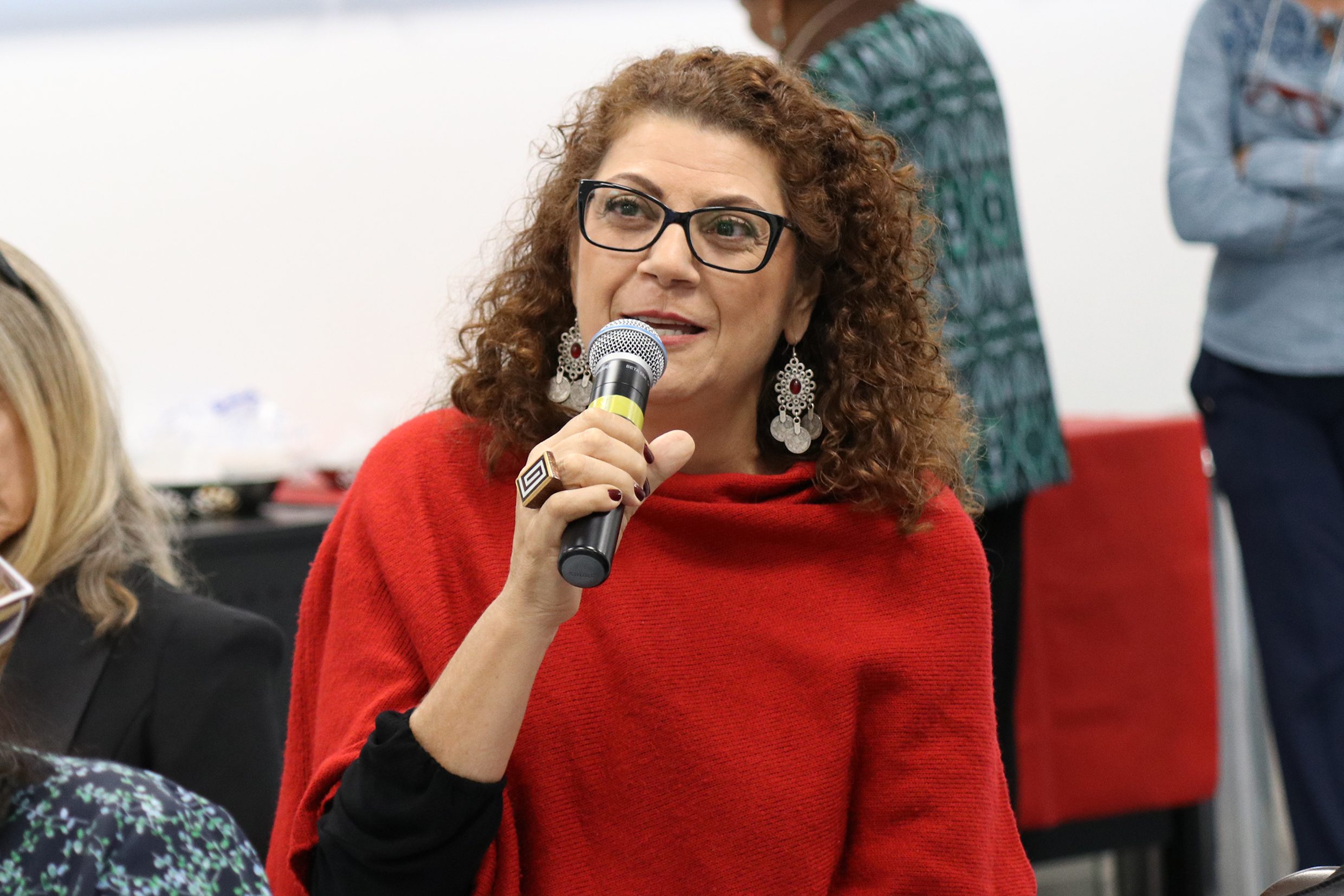 Andréa Zhouri Laschefski faz perguntas durante o debate