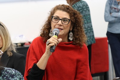 Andréa Zhouri Laschefski faz perguntas durante o debate