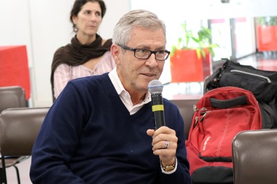 Dimas Floriani faz perguntas aos expositores