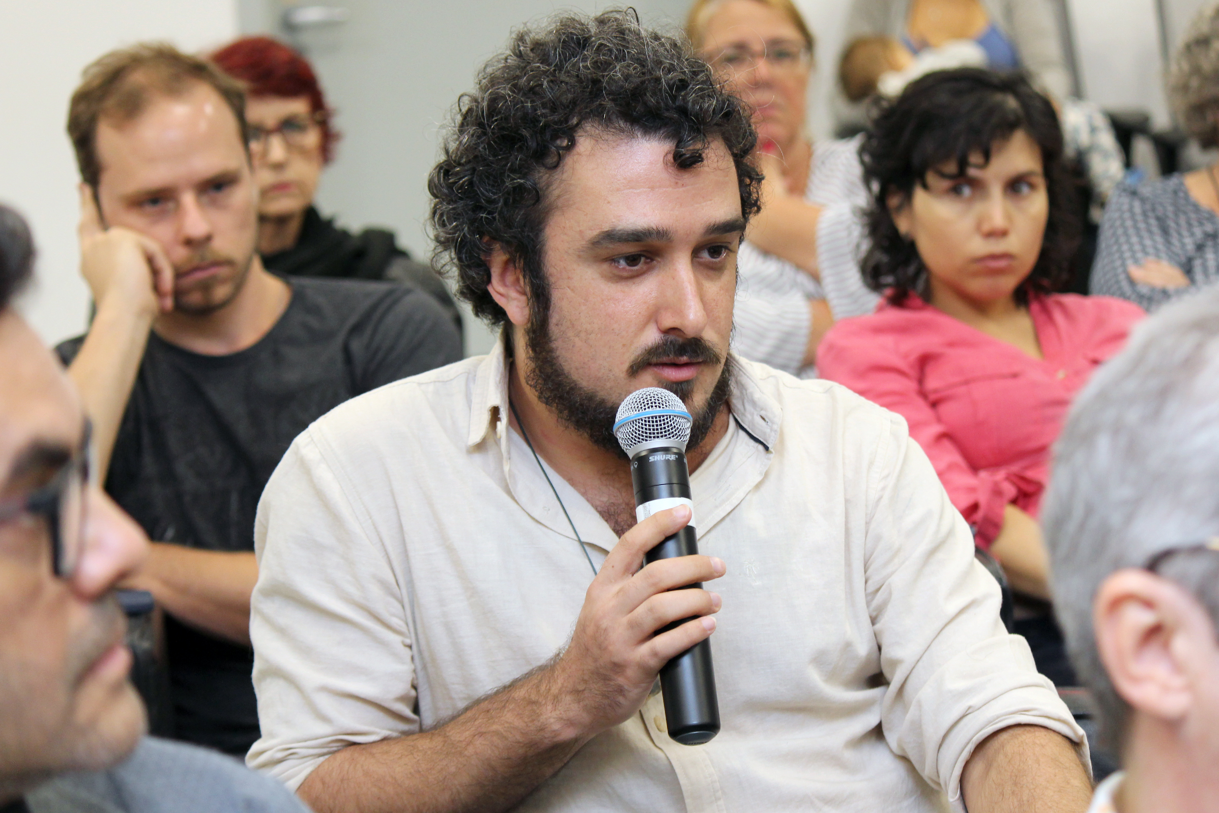 Participante do público faz perguntas aos expositores