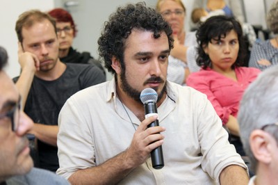 Participante do público faz perguntas aos expositores