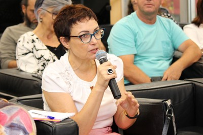 Participante do público faz perguntas aos expositores