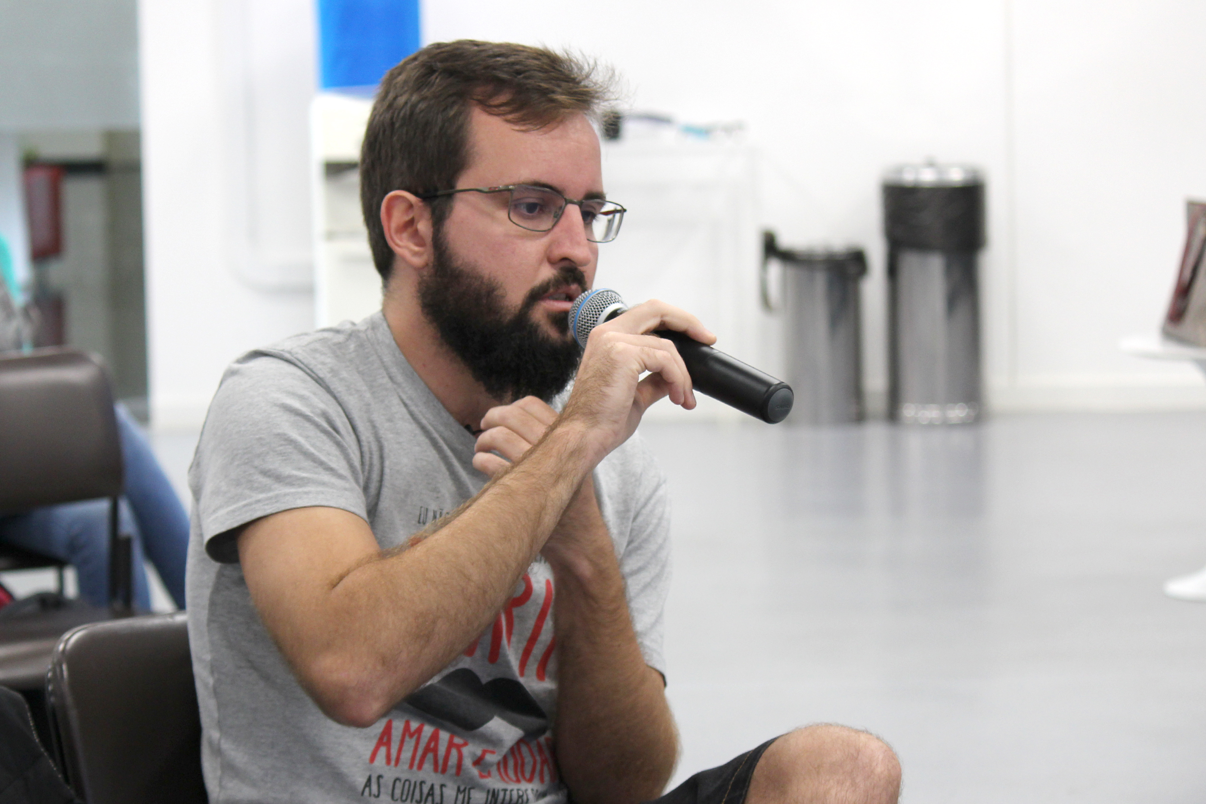 Participante do público faz perguntas aos expositores