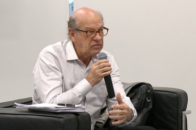 Arlindo Philippi Jr fala durante o debate