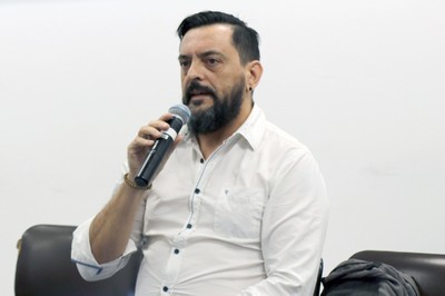 Participante do público faz perguntas durante o debate