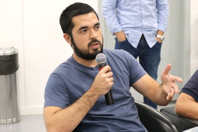Participante do público faz perguntas durante o debate