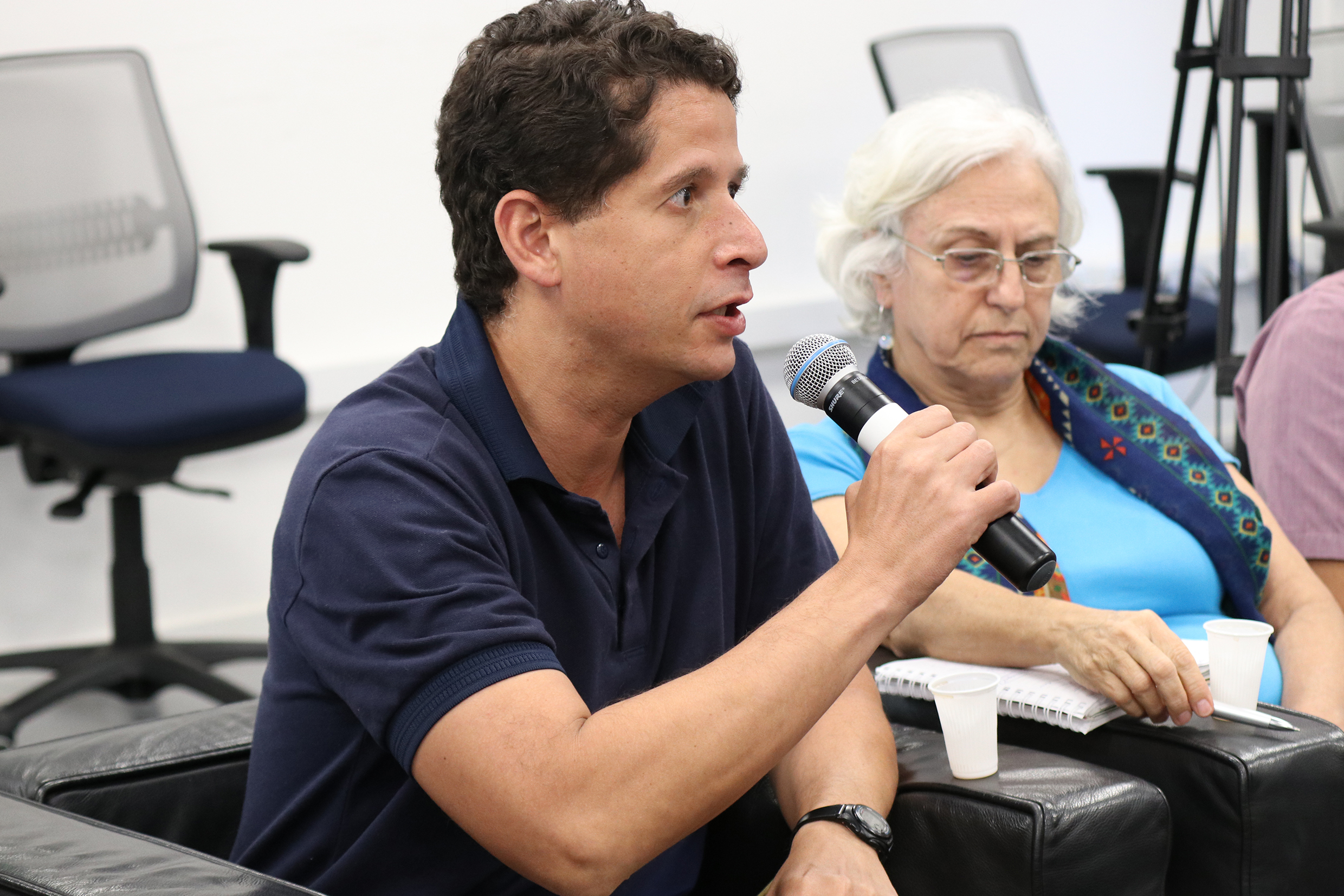 Participante do público faz perguntas durante o debate