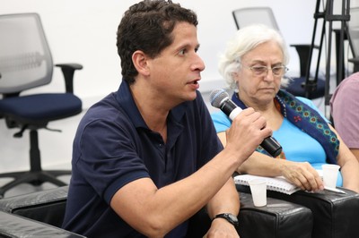 Participante do público faz perguntas durante o debate