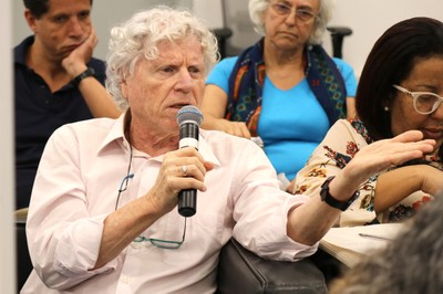 Pedro Jacobi faz perguntas durante o debate