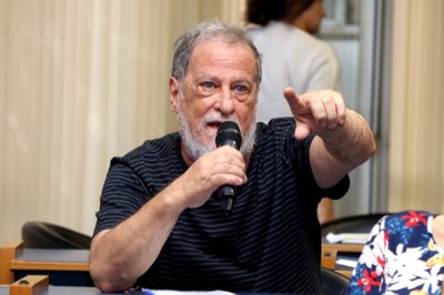 Participante do público faz perguntas durante o debate