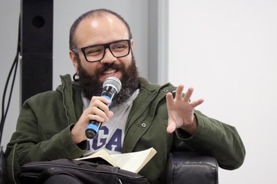 Participante do público faz perguntas aos expositores