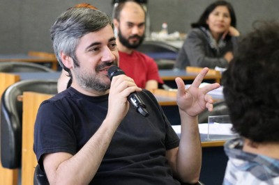 Participante do público faz perguntas ao expositor