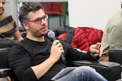 Participante do público faz perguntas durante o debate - 26/09/2019