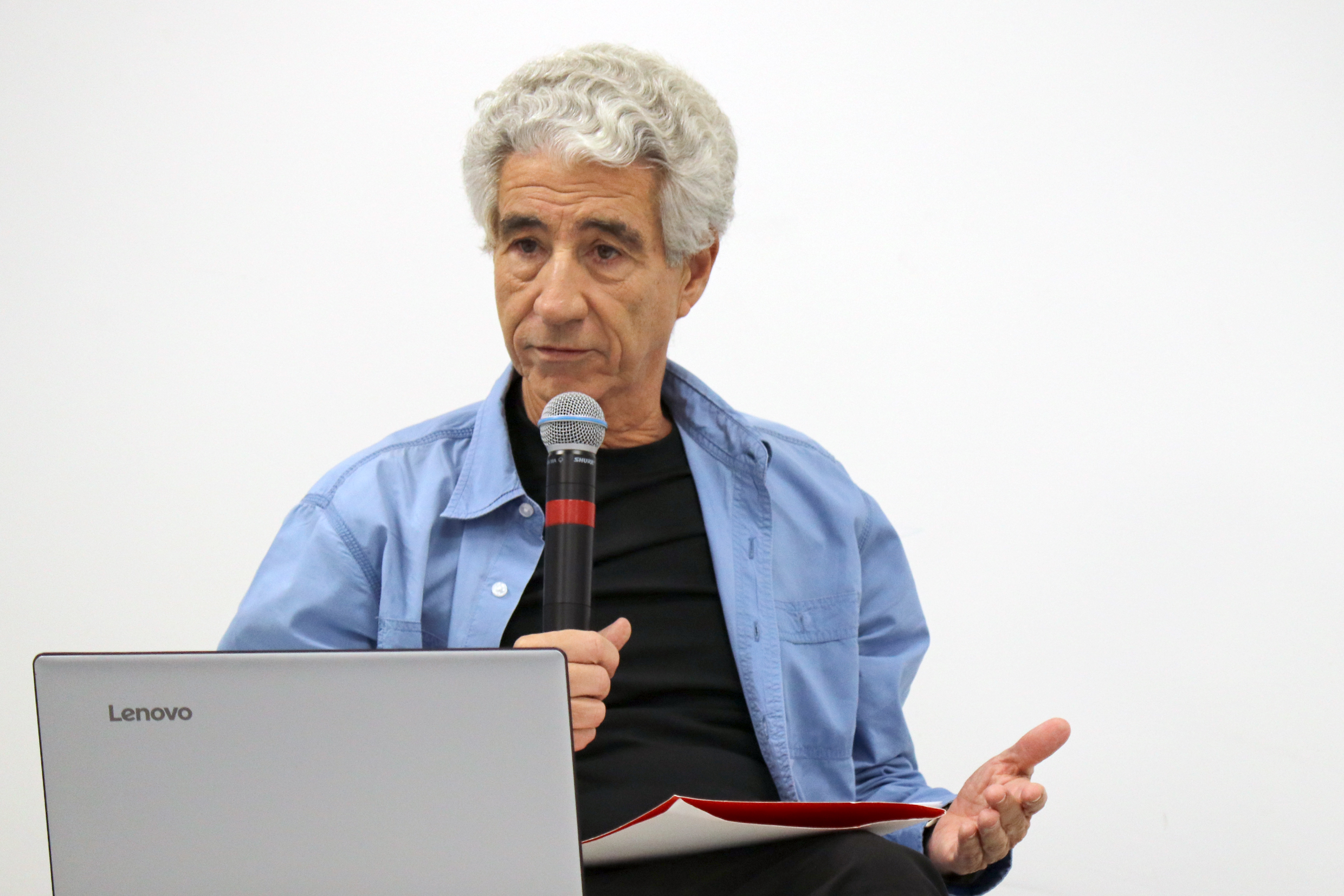 José Eli da Veiga  abre o evento e apresenta o expositor