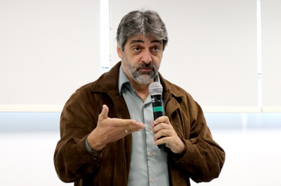 Participante do público faz perguntas aos expositores