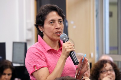 Participante do público faz perguntas aos expositores