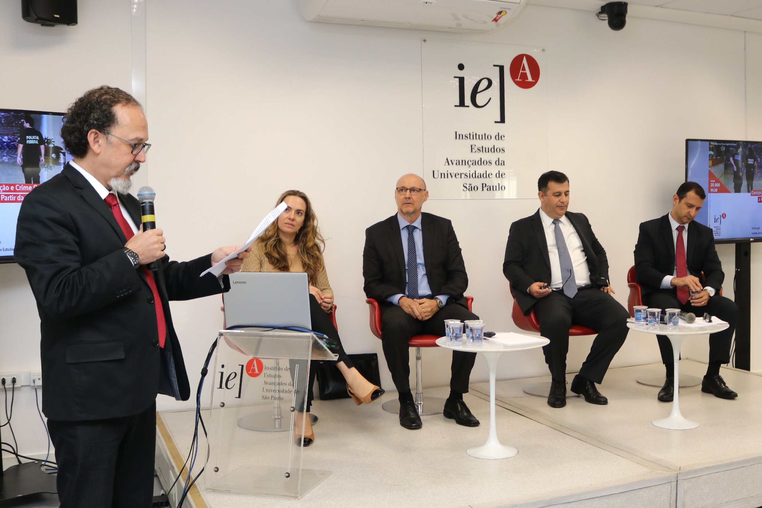 Rogério Arantes abre a Sessão II e apresenta os expositores
