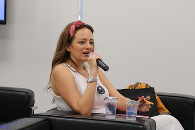 Gabriela de Oliveira faz pergunta
