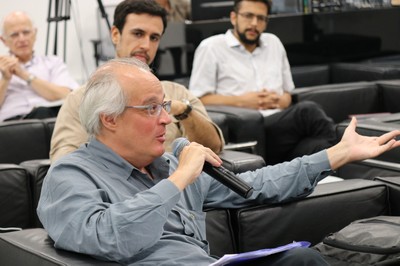 João Gabriel Santana De Lima faz pergunta durante o debate