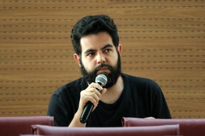 Participante do público faz perguntas aos expositores