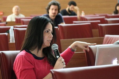 Participante do público faz perguntas aos expositores