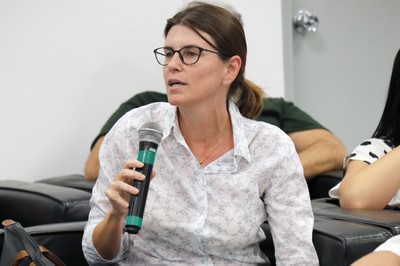 Participante do público faz perguntas ao expositor
