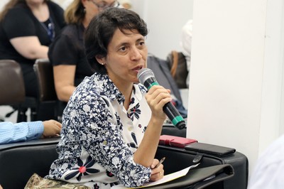 Participante do público faz perguntas durante o debate