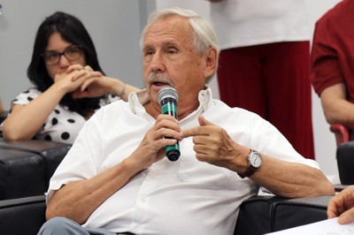 Participante do público faz perguntas durante o debate