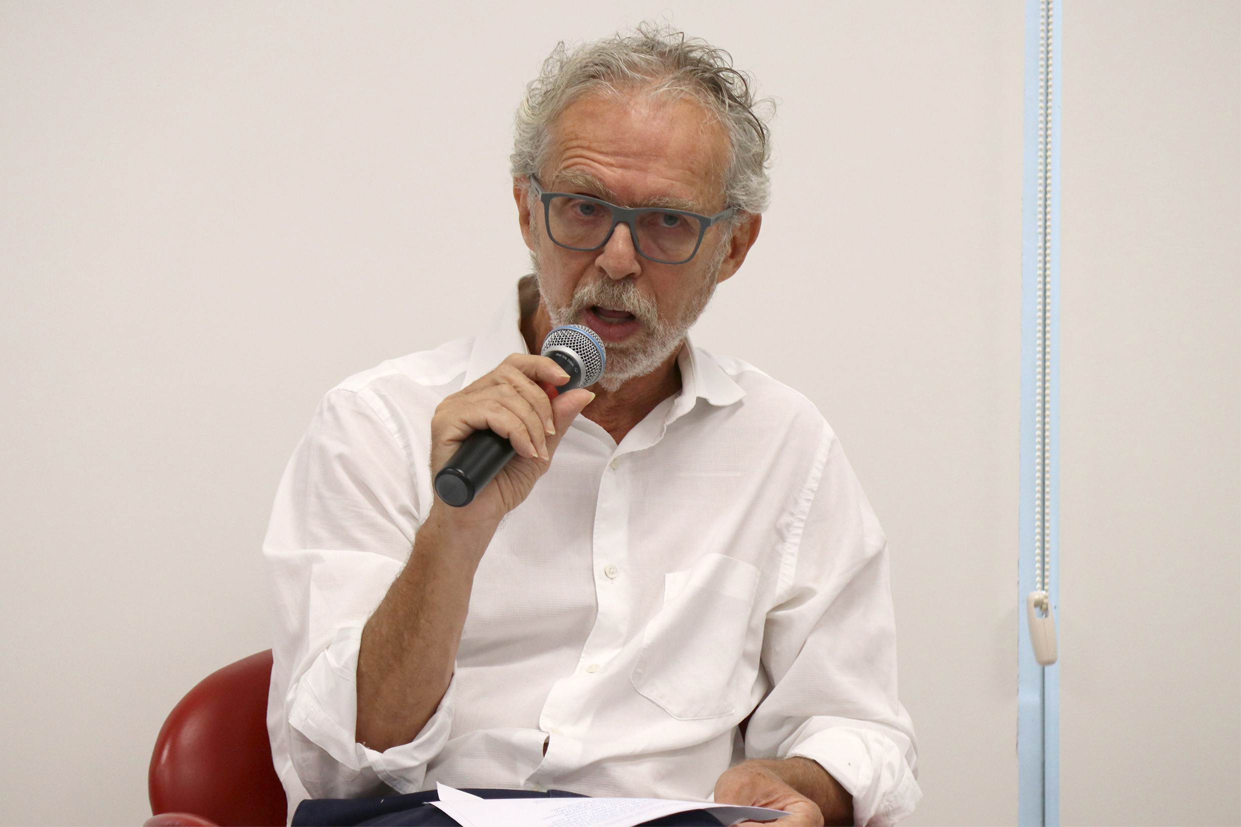 Ricardo Abramovay abre o evento e apresenta o expositor
