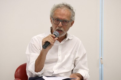 Ricardo Abramovay abre o evento e apresenta o expositor