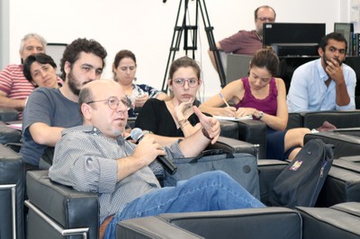 Participante do público faz perguntas aos expositores