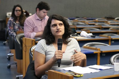 Participante do público faz perguntas aos expositores