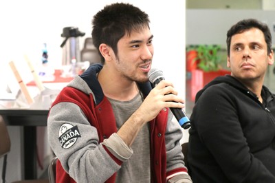 Participante do público faz perguntas durante o debate