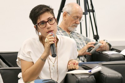 Juliana Colonna faz perguntas durante o debate