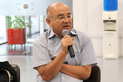 Haluo Hirata faz perguntas durante o debate